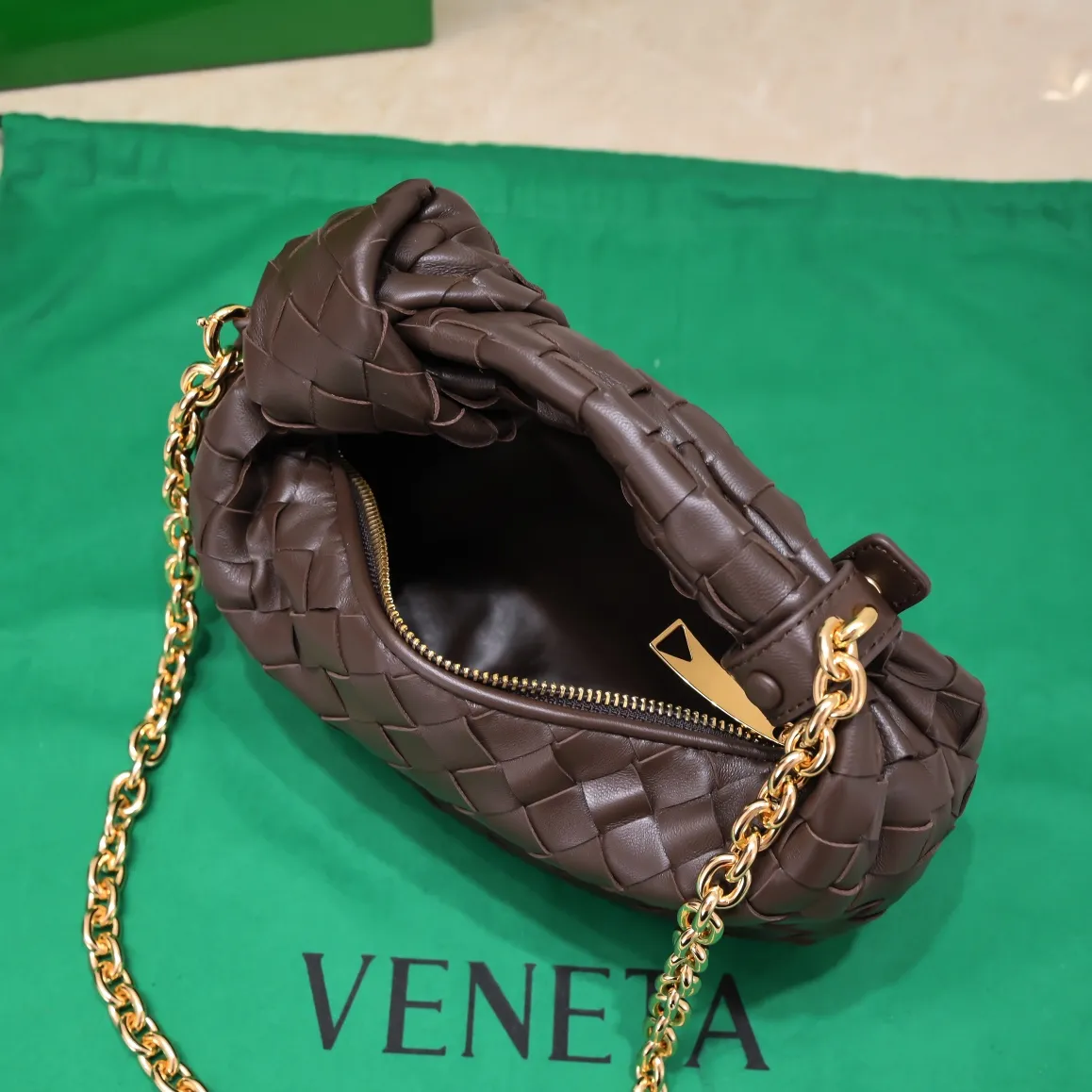 Batch 1220 Ready Stock/Brown Hello everyone, I have a new name, it’s called chain jodie. Jodie’s chain clause ~ can finally be carried on the shoulder. It is based on the original bag type and adds a chain shoulder strap, and it is detachable! It's equivalent to spending one dollar to buy two bags. As the ace cutie of BV family, I really have no choice but to buy one! This bag of ours is really the same as ZP. You can wear it with a small amount of money~ Original sheepskin➕all steel hardware 28×23×8cm, model: 6699-9#